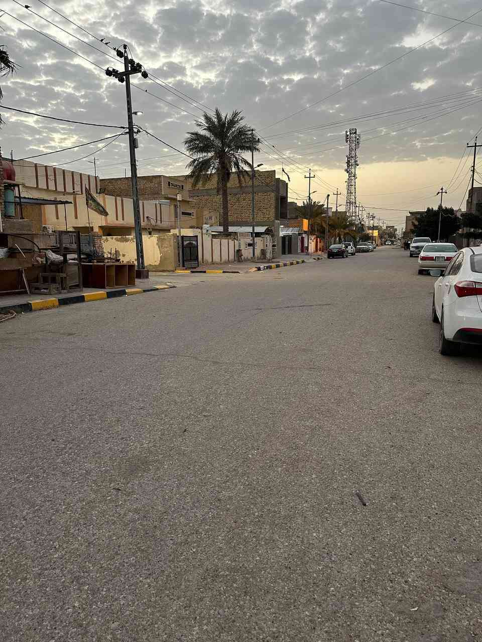 عقار للبيع في الكوت داموك المساحة ١٥٠ متر على شارع ٢٠ كما موضح بصورة
يحتوي على طرمة وصحياة خارجية واستقبال ومطبخ وهول داخلي وغرفة نوم والطابق الثاني 4 غرف 
للإستفسار *********** فقط
