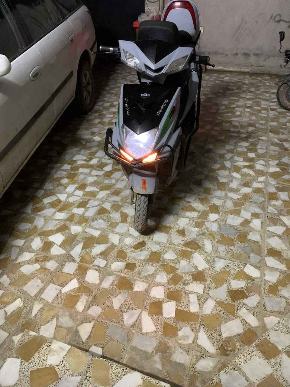 السلام عليكم ماطوري سكنس. للبيع.  او مرواس مع. 318.          مواصفات 6 باتري علئ. فحص          ملف 2000. عقل. الاصلي     مدرعه.  تثبيت سرعه   يحتوي علئ صندوق اضافي.    سعرو 550 بي مجال.    مكاني موصل مزارع زيونه قرب المرور.  رقمي ***********
