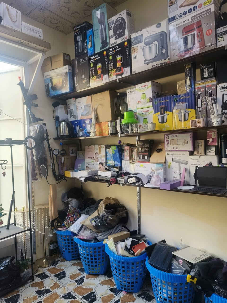 محل كامل غراض امزون الكتروني ومنزلي درجة اولى هن والرفوف للبيع مكاني البصرة القبلة ***********
بيع بسبب عدم التفرغ ومعزل المحل صار فترة
