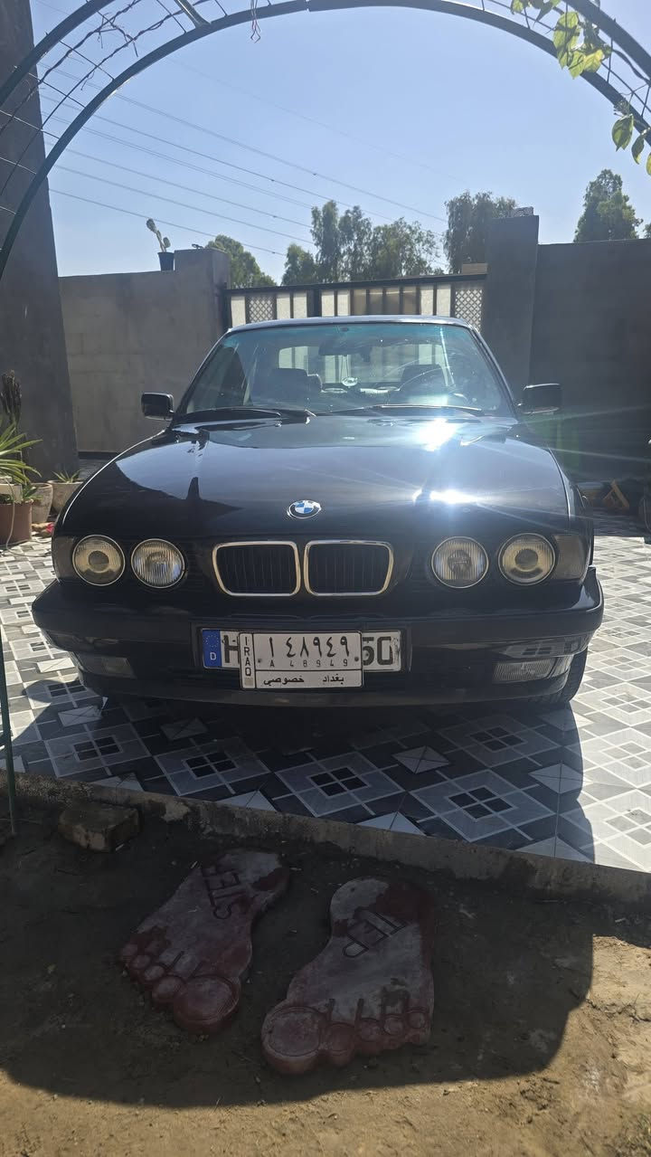 السلام عليكم 
للبيع فقط 535 موديل 1991 كير مكينه كفاله تبريد ثلج غرفه نضيفه يرادلها شويه ترتيب كهربائيات كلها شغاله صدر جديد امامي خلفي طخم تاير اندنوسي اصلي  سنويه لل27 تحويل ثاني يوم مكاني واسط العزيزيه السعر ٥٥ ورقه للستفسار اكثر ***********
