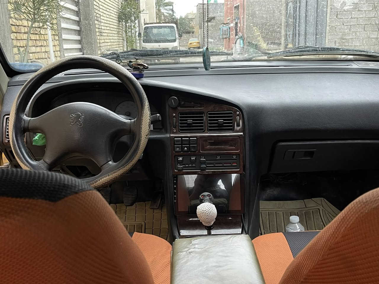 السلام عليكم
بيجو بارص مديل 2015  
مكاني بغداد الحسينيه 
تبريد ما بيه شي بس صونده مزرفه 
رقم بغداد باسمي السياره 
گير مكينة مكفولات
رقم انكليزي جديد
سيارة جديدة خير من الله 
رقمي ***********
