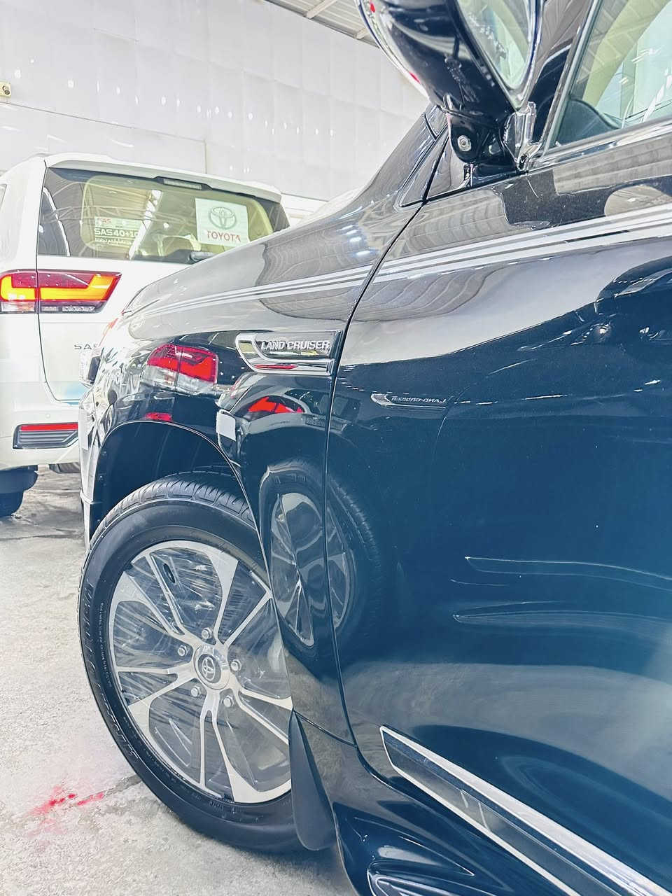 السلام عليكم
لاندكروز  2021 GXR V8 

SAS باب اول 

تطبيق ثلاث شاشات اصلي 

للبيع او للمراوس 

السياره شرط على وضع الشركه 

جديده جدا جدا 

بصمة

سلايت

اضواء LED 

5 كامرات 

مكينة 4700

LED نهاري

اشاير بالمري او مري شفط

كشنات الأمامية تحكم 

كشنات جلد 

شاشات خلفية

تحكم استيرن فول 

صندوك كهربائي 

حساسات امامية خلفية

مثبت سرعة 

قيادة ذاتية 

سايد بريك كهربائي 

شاحن واير ليس

السيارة بعد بيهة مواصفات او غنية عن التعريف 

سيارة رقم بغداد انكليزي

باسمي شخصيا ثاني يوم اروح احولك 

ماشية بالضبط 37 الف فقط 

سيارة جديدة كلش وعلى وضع الشركه 

سيارة مكفولة كفالة عامة من الدعامية للدعامية 

مكاني بغداد 

الاستفسار رقم الهاتف 

***********
