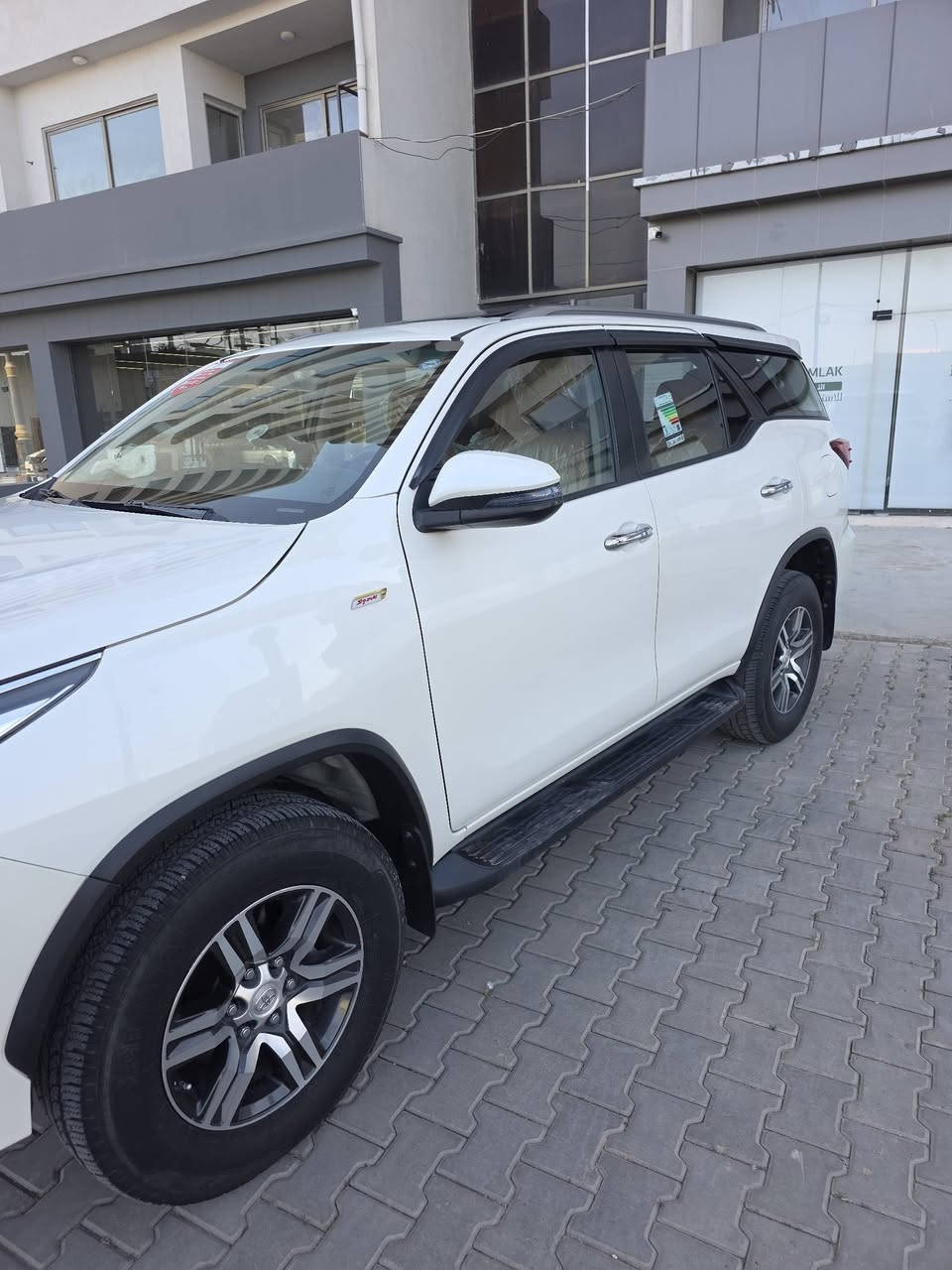 سلام عليكم 
تويوتا فورچنر 2018 
شركه سردار
دبل اكسل 
4 سلندر 2.7 
حساس خلفي + كامره خلفي 
بك لايت Lid
تحكمات ستيرن 
مثبت سرعة 
6 مكبر صوت
Pwr Mode +Eco Mode
مانع انزلاق 
نظام Set 
كير اوتوماتيك و عادي
مرئات جانبي كهربائي + قلابه
تبريد مركزي
كيج نص ديجيتال
7 مقاعد 
دعامي لكزس و دعامي بلادي موجود
سيارة صبغ و تبديل مابيها 
بيها بارد بصندوق خلفي مكان شخط و مكحلينها بارد
كير و مكينة مكفولات 
ماشي 128k
سعرها 245 و مجال
***********
