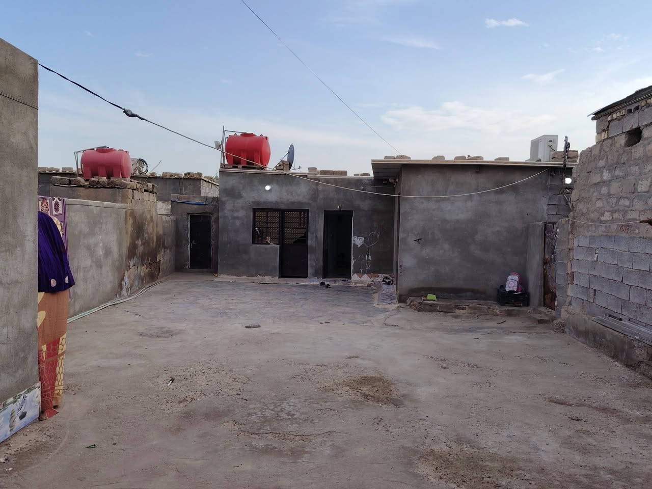 سلام عليكم بيت للبيع حواسم في ميسان ابو رمانه بظهر ملعب ميسان الاولمبي على شارع عشرين يحتوي البيت على استقبال وصاله ومطبخ وغرفه نوم واحده استفسار تصال على رقم ***********
