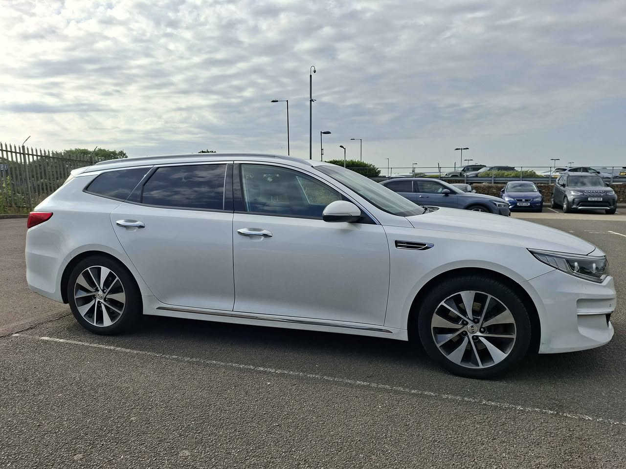Kia optima ISG 3 1.7 CRDI 2018 6 speed manual 

1.7 Diesel 
122k mileage 
Euro 6 Ulez free
Clutch kit replaced including flywheel 
Ball joints replaced 
Suspension stabilisers replaced 
Tie rods replaced 
All with delphi oem parts
Heated Seats
Heated steering wheel 
18" alloy wheels 
Cruise Control 
Lane assist
Sart n stop
Auto hold
Memory seats 
Android and Apple car play 
Automatic headlights 
Hill assist 
Automatic wipers 
Half leather seats 
Front and Rear parking sensors 
Reverse camera 
Driver assist 

HPI CLEAR NO CATEGORY 

Want to know anything else message me 

£5200
Open to offers Coventry, West Midlands


**إذا كنت صاحب هذا الإعلان وتريد حذفه لأي سبب، رجاءا أرسل رسالة إلى الدعم الفني**
