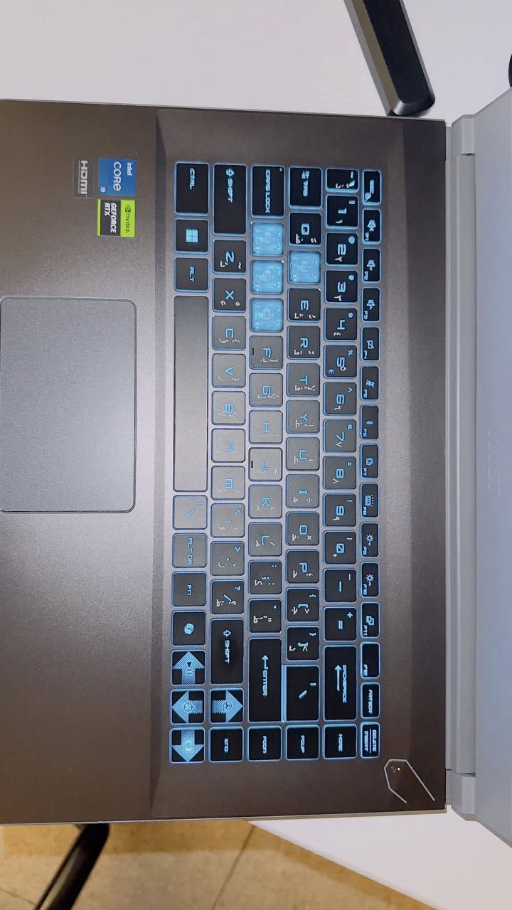 لابتوب + شاشة كيمنك + ميز كيمنك + كرسي كيمنك
MSI Thin 15 B12UCX.
(Processor): الجيل الثاني عشر من Intel(R) Core(TM) i5-12450H بسرعة 2.00 GHz.
(RAM): سعة 8.00 جيجابايت (المتاح منها للاستخدام 7.71 جيجابايت).
(Device ID): 2425C342-FC99-4D64-AEB8-764675AEB437.
(Product ID): 00342-21259-80730-AAOEM.
• نظام تشغيل 64 بت، معالج قائم على x64.

مواصفات ويندوز (Windows Specifications)
• الإصدار (Edition): Windows 11 Home.
• الإصدار (Version): 22H2.
• تاريخ التثبيت: 21 سبتمبر 2025 
• بناء نظام التشغيل (OS build): 22621.1848.
• التجربة: Windows Feature Experience Pack 1000.22642.1000.0.

شاشة كيمنك ( Hisense Monitor )

Hisense Monitor.
(Model): 27N3G-PRO.
(Resolution): Full HD (1920 x 1080)
(Power Source): تعمل بجهد 12V وتيار 2.5A.
معدل التحديث: سلسلة الـ "G-PRO" من Hisense.
 27 بوصة HDMI.
اسود طافي غير عاكس

ميز كيمنك أبيض (120*60 سم)

• القياس: 120 سم طول 60 سم عرض.
• التصميم: سطح أبيض بملمس كاربون فايبر (Carbon Fiber Texture) مع فتحات مخصصة لتنظيم الأسلاك (Cable Management)

كرسي كيمنك Black Wolf (الأصلي)

• التصميم: كرسي Black Wolf اصلي باللون الأسود مع تطريز أحمر رياضي بنمط "الخلية".
• الراحة: يحتوي على وسادة دعم للرقبة ووسادة دعم للظهر (Lumbar support) قابلة للتعديل.
• المتانة: قاعدة قوية مع مساند يد قابلة للحركة وهيكل مريح للاستخدام الطويل.

السعر:
•لابتوب 750 الف
•شاشة كيمنك 145 الف
•ميز كيمنك 175 الف
•كرسي كيمنك 210 الف

للاستفسار: ***********
العنوان: بغداد/ الدورة
