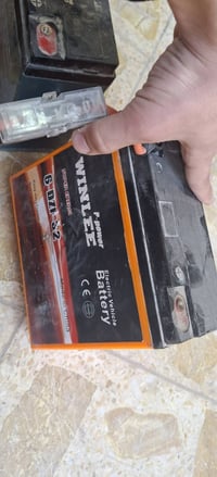 ٦ بطاريات • ليد اسيد • واحدة منتفخة