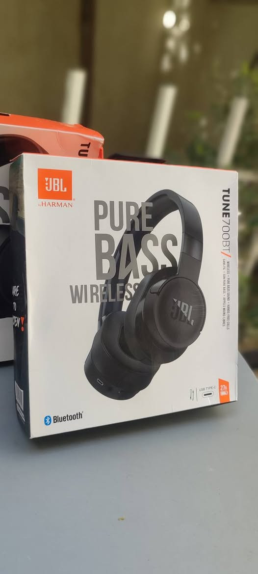 JBL TUNE 700BT 🎧🔥
انغمس في التفاصيل.. ولا تدع شيئاً يزعجك 🎧✨

- ​مع سماعة JBL Tune 700BT، أنت لا تسمع  فحسب، بل تعيش اللحظة. بفضل تصميمها الذي يغطي الأذن بالكامل (Over-Ear)، ستحصل على عزل طبيعي وصوت غني بجهير JBL Pure Bass الأسطوري.

- ​راحة بلا حدود: وسادات أذن ناعمة جداً تجعلك تنسى أنك ترتديها.

- ​طاقة تدوم: بطارية تصل إلى 27 ساعة من المتعة المتواصلة.
​شحن في لمح البصر: 5 دقائق من الشحن تمنحك ساعتين من الاستماع.

​تحكم ذكي: أزرار مدمجة للتحكم بالمكالمات والمساعد الصوتي بضغطة واحدة.


**إذا كنت صاحب هذا الإعلان وتريد حذفه لأي سبب، رجاءا أرسل رسالة إلى الدعم الفني**