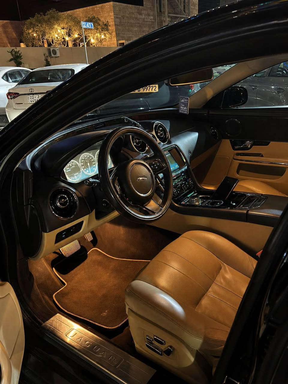 جاكور XJL
موديل 2012
محرك8سلندر المرغوب بدون تيربو بدون سوبر 
بانوراما 4كشنات تدفئه تبريد 4كشنات كهرباء 
بردات 3
دعاميه خلفيه صبغ فقط فول مواصفات 
رقم اربيل الجديد سنويه لل2028تحب وكاله تحب تحويل 
يعني الجمال والمتانه والاناقه تنجمع بسياره جاكور متعة القياده السعر 128 ورقه 
بيع او مراوس 
مكان السياره بغداد 
*********** بغداد, العراق
