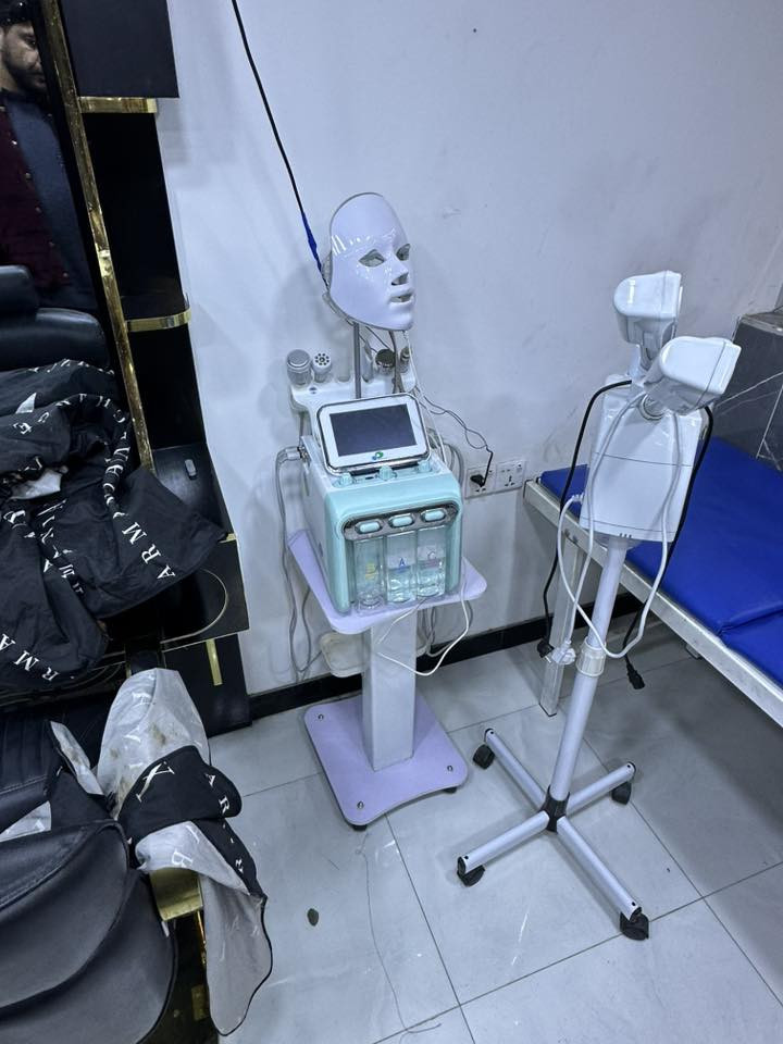 السلام عليكم غراض محل حلاقة للبيع نسبة نضافتهم ٩٥ بالمية كراسي قاعدة مربعة ومرايات وسدية  وجهاز هايروفيشل وبخار ونواعم كلمن وسعرة مكانة بغداد الجديد ***********
