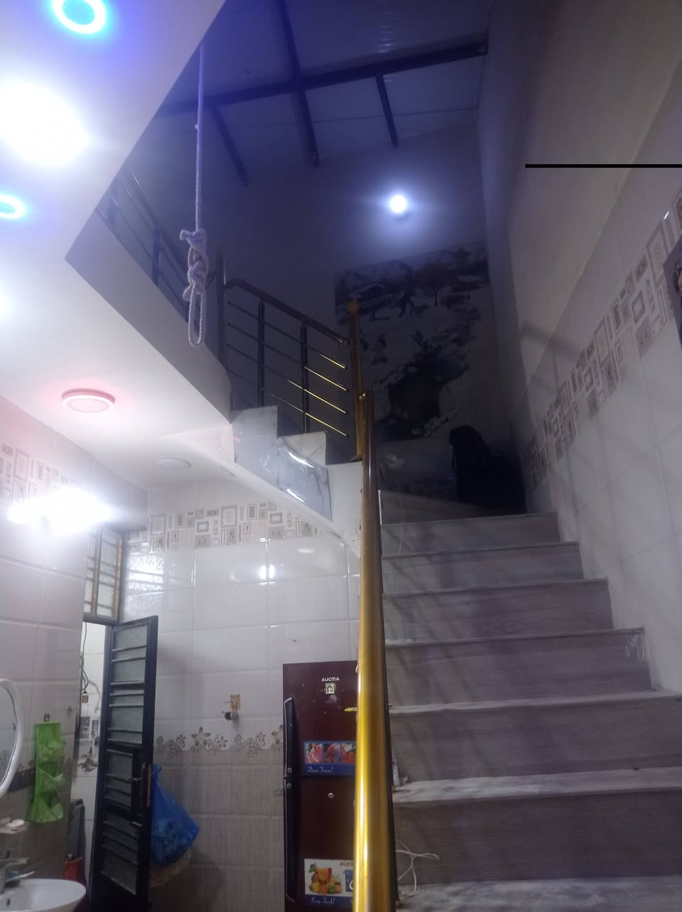 السلام عليكم بيت للايجار بسكينه الزراعي بدايه شارع البانزين خانه البيت بي صاله كبيره واستقبال وغرفه نوم ومطبخ وجاهز من كلشي تجي وتكعد كامل من كلشي للتواصل ***********
