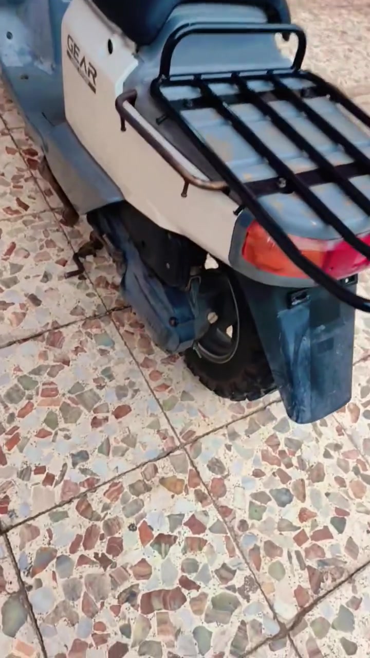 السلام عليكم بيكم سلف هندر شلعه معدل كهربائيات دراجه ممفتوحه كابريتر اصلي كفر اصلي بلاد كيلو متر عداد بانزين كلهه شغاله نضافه فول اوراق كامله محرك اخرس شرط مكاني بغداد الحبيبيه قرب مطعم وليد ابو الكص سعر ٥٥٠ ))))) ***********
