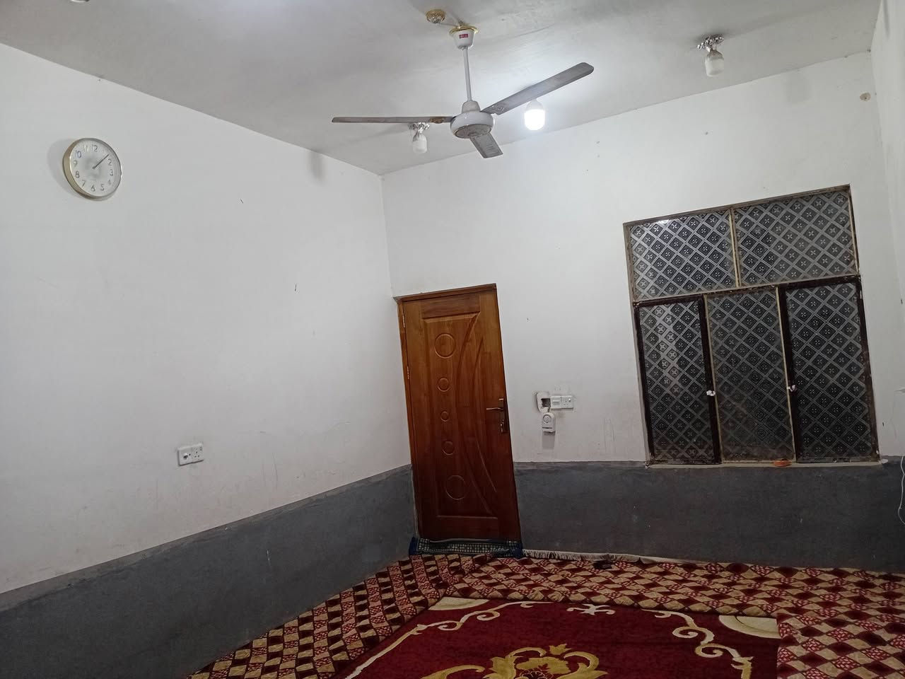 بيت لبيع مساحته ٣٠٠٠ متر مقابيل شارع ستين***********
