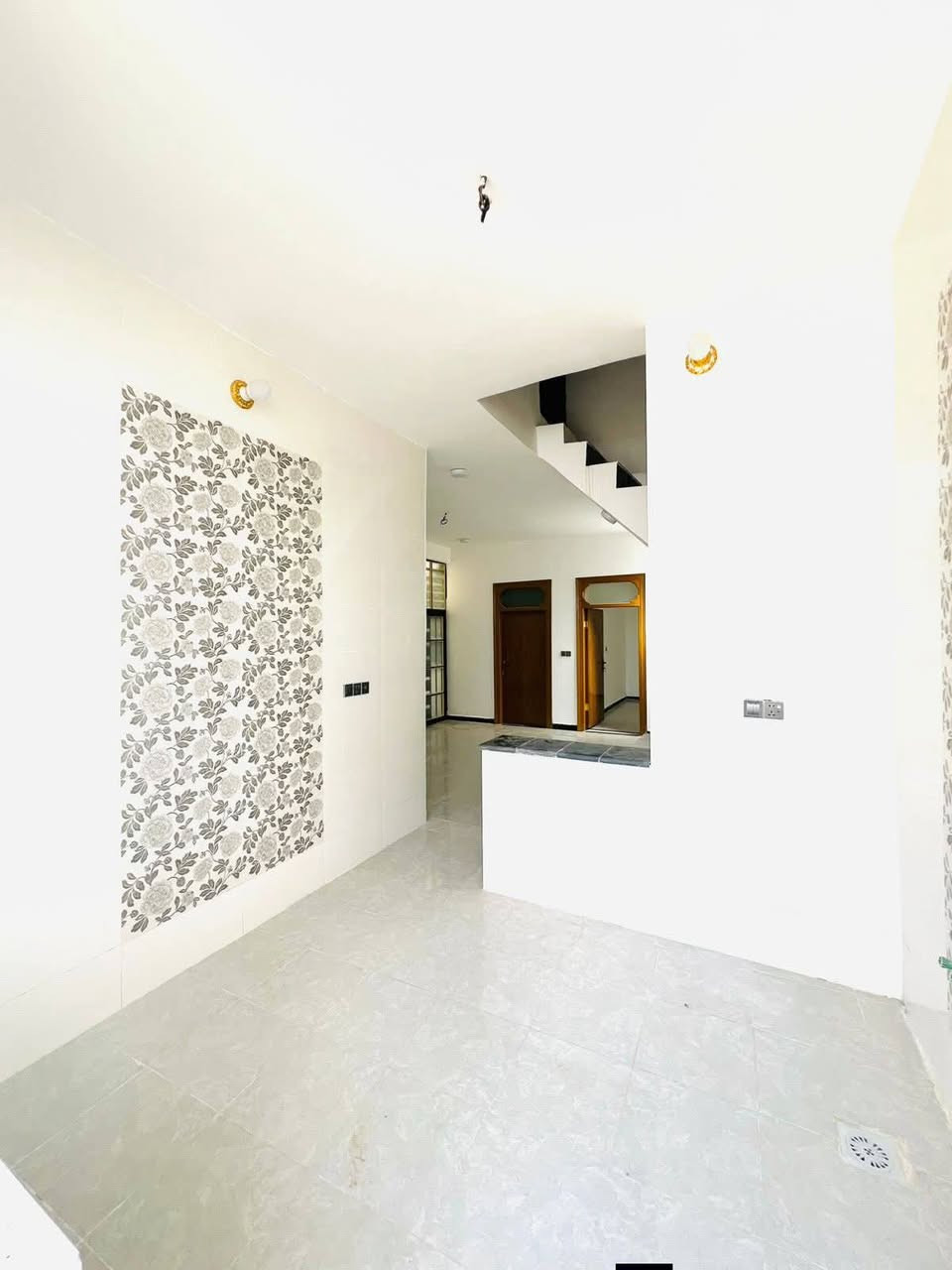 المساحه 120 متر مربع 
💰 السعر: 47 مليون (قابل للتفاوض)
🏗️ البناء: طابوق  جمهوري
🏠 الأساس والسقف: صب كونكريت مركزي 

مواصفات البيت:
✅ غرفتين نوم 2 
✅ أستقبال 
✅ صالة 🛋️
✅ مطبخ 🍽️ 
✅ صحيات 🚿

الخدمات المتوفرة:
🔹 ماء 💧
🔹 كهرباء ⚡
🔹 شوارع مبلطة 12 متر  🚗
🔹 مدارس قريبة 🏫
🔹أنترنيت ضوئي 
🔹 خط مولده 
📍 الموقع: النجف – حي ميسان، شارع الزوار 
خلف سكلة الكرعاوي
📜 طابو زراعي (قرار 320 )مشمول بالتطويب 

📞 للتواصل: ***********

(ملاحضة ) متوفر لدينا كافة المساحات والدور  ألسكنية وعرصات 
وأراضي زراعيه
