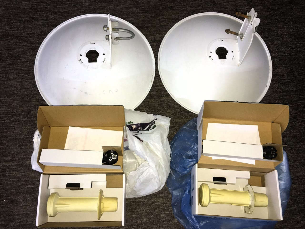 📢 إعلان بيع: منظومة نقل إنترنت 400-PowerBeam M5 (قطعتين)
للبيع زوج أجهزة Ubiquiti PowerBeam M5-400 بحالة ممتازة جداً (نظيفة جداً وشبه جديدة). المنظومة غنية عن التعريف في استقرار نقل الإنترنت وقوة الإشارة لمسافات بعيدة.
المواصفات والملحقات:
النظافة: الجهاز نظيف جداً وعملة مستقر 100%.
الملحقات: الكارتين (الباكيتات) الأصلية موجودة، مع كافة الملحقات.
الضمان: وصل الشراء الأصلي موجود لضمان المصدر والحالة.
الاستخدام: مثالية جداً لربط "بيت ببيت" أو سحب إنترنت لمسافات طويلة (P2P).
💰 السعر للقطعتين معاً: 155,000 دينار عراقي 
📍 المكان: (الكرادة). 📞 للتواصل: ( ادخل خاص ).


**إذا كنت صاحب هذا الإعلان وتريد حذفه لأي سبب، رجاءا أرسل رسالة إلى الدعم الفني**