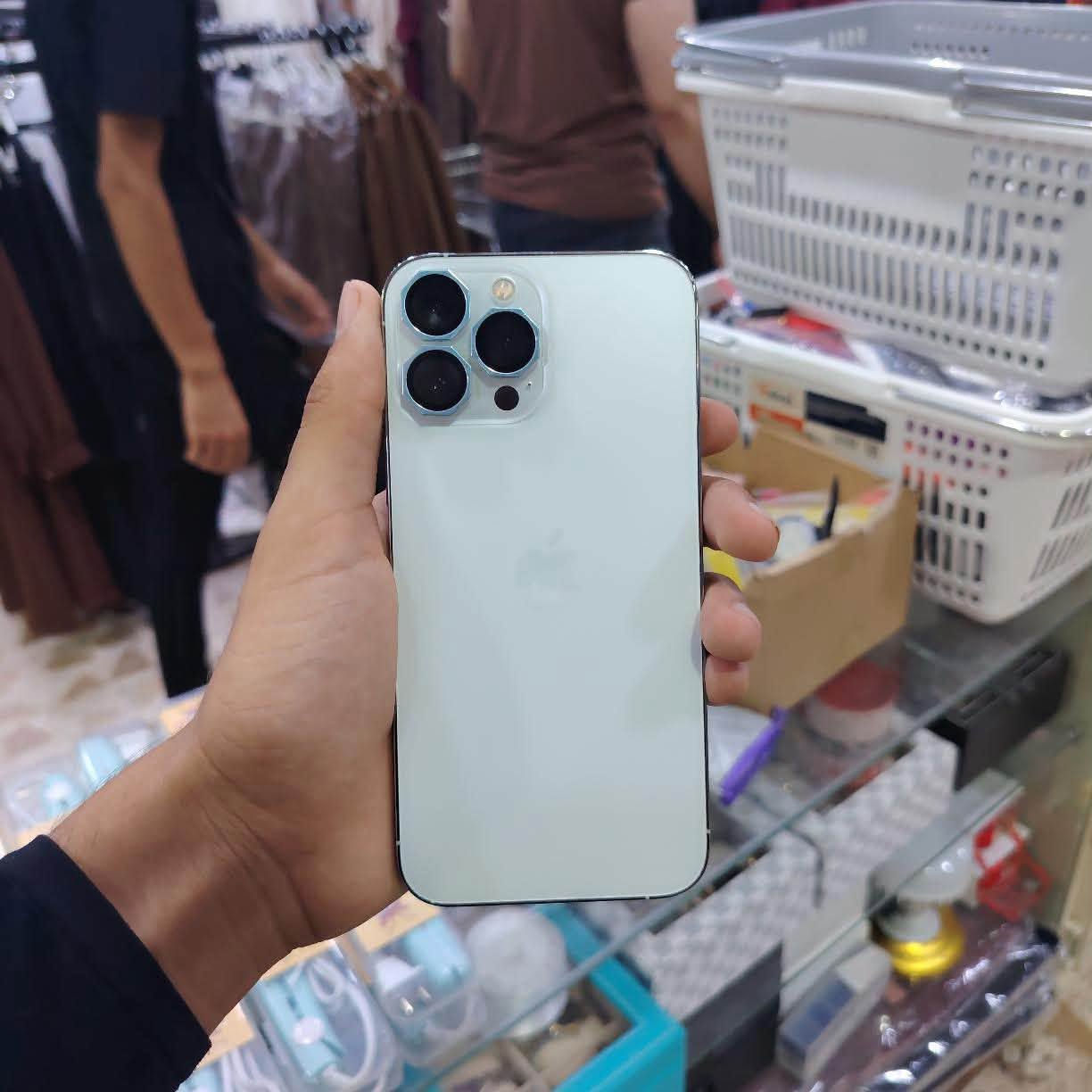ايفون 13برو ماكس
ذاكره 256
بطاريه 93
الجهاز امريكي لون ابيض 
جهاز نضيف مثل ما موضح بل صوره بس مرفوعه البطاريه 
جهاز مكفول من كلشي السعر خاص 
الرقم ***********
