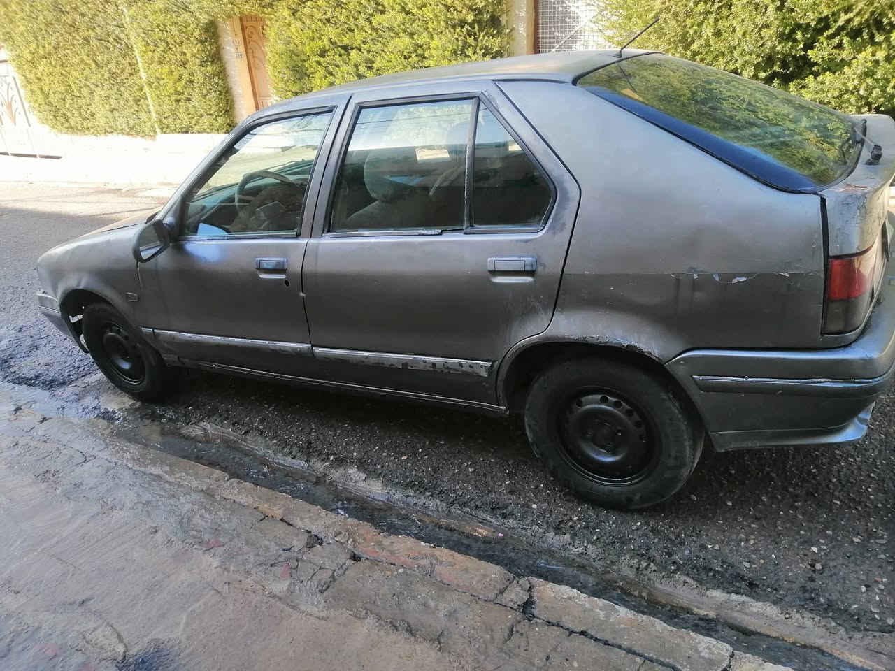 رينو حجم 19 للبيع او مرواس مديل 91 سنويه بيضه شرط التحويل من الشرعي والوكاله من وكيل كابون مامسجل شرط كابريته قطاره بالبنزين شرط كير ومحرك والباقي كدام العين سعر 12 وبيها مجال مكاني موصل جانب الايمن ***********
