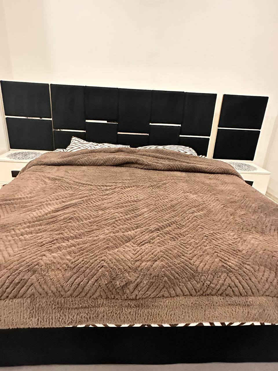 غرفة نوم 5 قطع بدون دوشك 6 اشهر استعمال 500 الف ومجال 
***********
