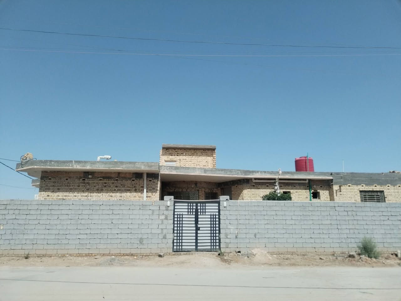 بيت للبيع
المكان حي الصدرين ركن على وجه متنزه
المساحه 400م طابو صرف

يتكون من استقبال
صاله عدد 2

ثلاث غرف

مطبخ

وصحيات

بناء طابوق 2025 صب كونكريت

كامل خدمات بيت جاهز
***********
