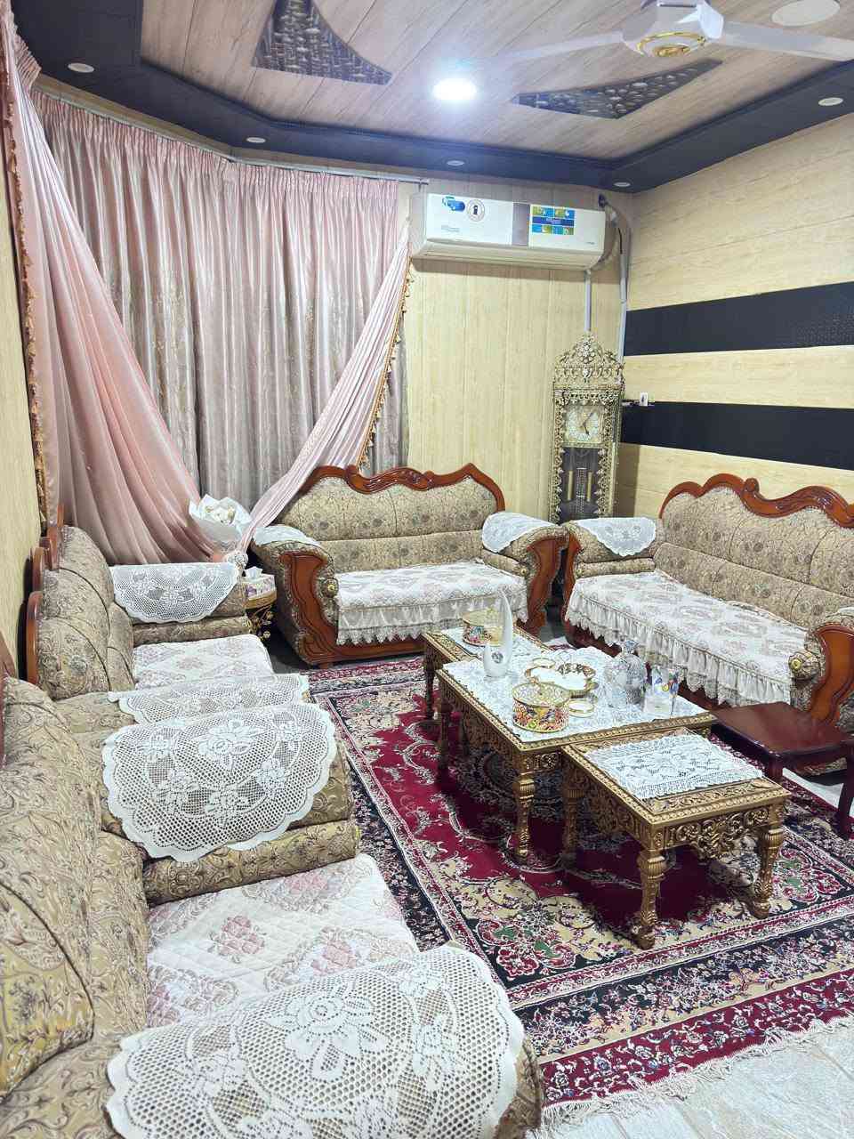 بيت للبيع
في البصرة- الامن الداخلي- حي الجهاد - شارع القائد- قرب اسواق ليوثي وانشائيات الغدير
قريب جدا على الشارع العام

المساحة 200م مع فضلة 20م
الواجهه 10م والنزال 22م
يتكون من 
طابقين 
كراج كبير شتايگر مسقف 
حديقة 
حمام خارجي

الطابق الاول : يتكون من استقبال 
غرفة جلوس 
صالة 
مطبخ مع كاونتر حديث مفتوح على الصالة
غرفة منام 
مجمع صحيات  
منور كبير خلف البيت مع تنور طين 

الطابق الثاني : يتكون من 
4 غرف (ثلاثة غرف كبيرة + غرفة صغيرة )
صاله 
صحيات 
بيتونة
غرفة مخزن كبيرة معزولة في السطح 
السطح شتايگر 

البناء جديد والبيت نظيف جداً 
طابو ملك صرف بأسمي وجاهز للتحويل 
السعر 360 مليون
