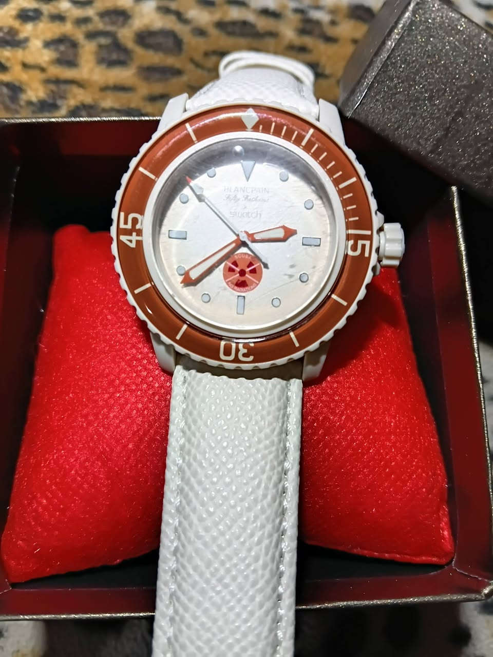 ساعه ماركة سواتش باتري  بهذا الشكل باله امزون سعره ٢٥ الف مع توصيل متواجد على خاص


**إذا كنت صاحب هذا الإعلان وتريد حذفه لأي سبب، رجاءا أرسل رسالة إلى الدعم الفني**