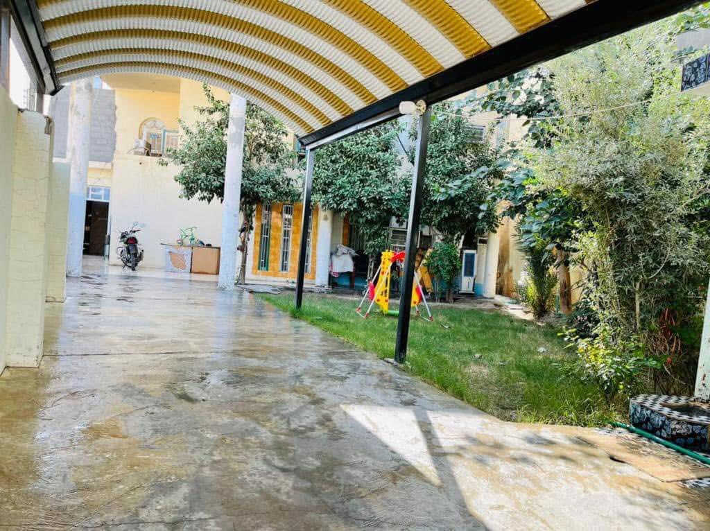 دار للبيع ويرهم مراوس حسب القناعة  المساحة 360 متر طابقين ركن على شارع20 متر  العنوان  شارع عشرين حي الشرطة الشارع الفاصل بينا شارع عشرين والملعب  
الاستفسار 
*********** 
+964 790 696 0618
