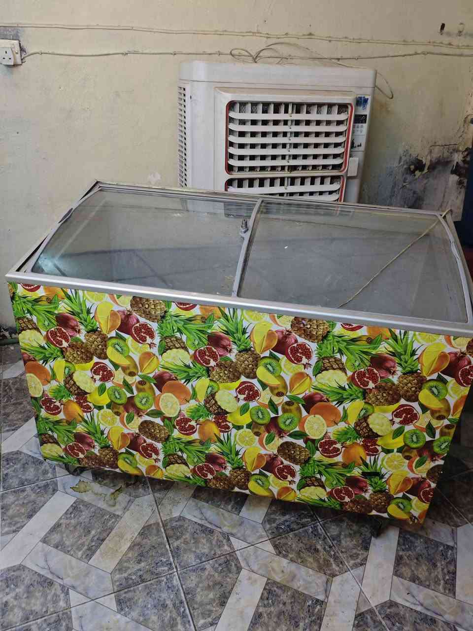 السلام عليكم
غراض محل للبيع عارضات بطح عدد٢  + عارضات عامودي عدد٢  +كونفيرا   +جامخانات المنيوم عدد ٢  لشراي يتصل ***********
