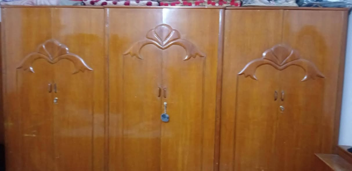 السلام عليكم غرفه للبيع نضيفه وخشبه صاج ثكيل سعره 650 وبيه مجال العنوان حله الرقم ***********
