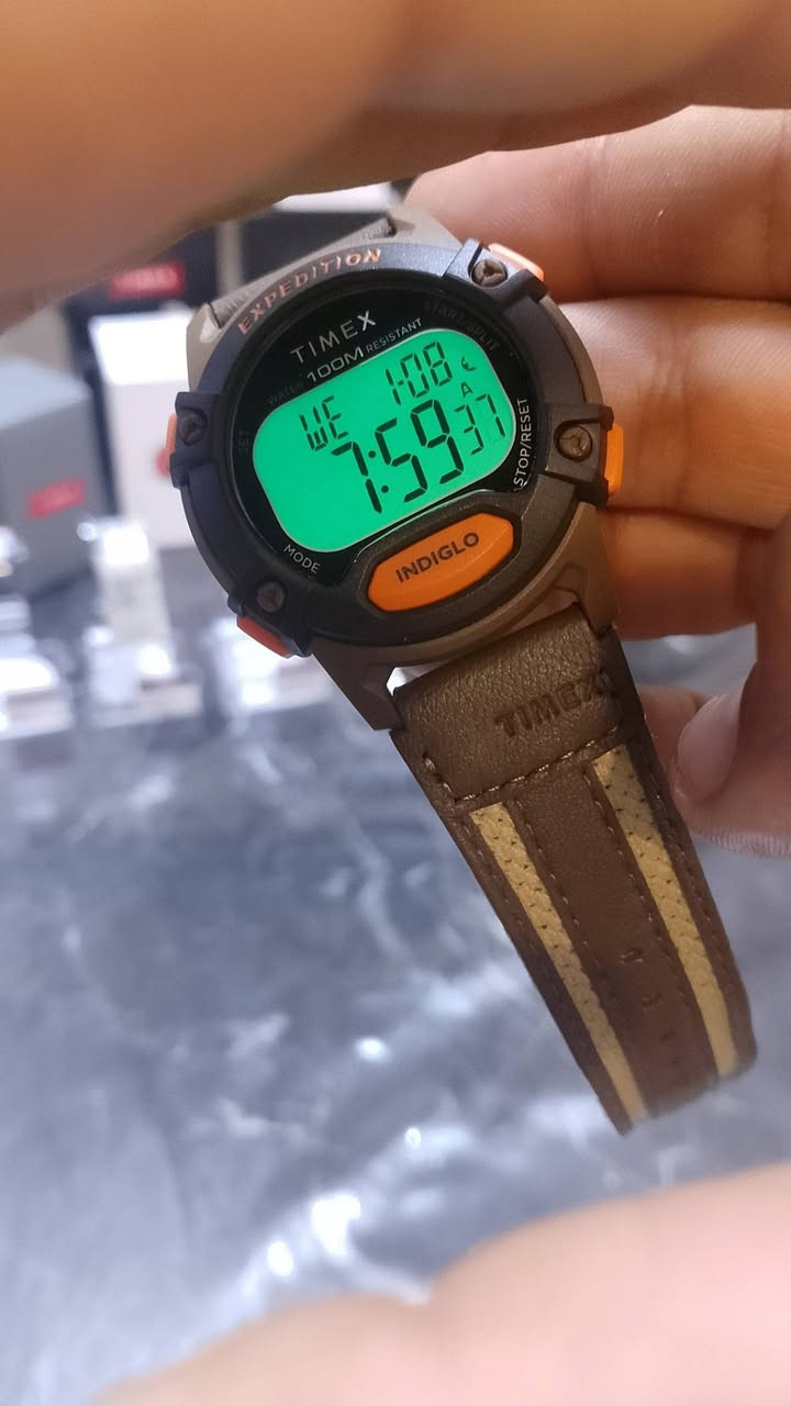 Timex Expedition CAT5  
 مواصفات ومميزات الساعة 
مقاومة الماء: مقاومة للماء حتى عمق 100 متر (330 قدم)، مما يجعلها مناسبة للسباحة والغطس السطحي. 
الإضاءة الليلية (INDIGLO): تتميز بتقنية الإضاءة الليلية Indiglo التي تضيء المينا بالكامل لرؤية واضحة في الظلام. 
المؤقتات:
كرونوغراف (ساعة إيقاف) بسعة 100 ساعة مع أوقات اللفة والانقسام. 
مؤقت للعد التنازلي لمدة 24 ساعة. 
المنبه: تحتوي على 3 منبهات يومية أو في أيام الأسبوع أو عطلة نهاية الأسبوع مع خاصية الغفوة لمدة 5 دقائق. 
العرض:
شاشة رقمية بلون أخضر فاتح مع عدسة من الأكريليك. 
عرض الشهر واليوم والتاريخ. 
وضع عرض الوقت بنظام 24 ساعة (التوقيت العسكري) ومنطقتين زمنيتين. 
التصميم والمواد:
هيكل من الراتنج (البلاستيك) بقطر 41 ملم. 
سوار من القماش والجلد


**إذا كنت صاحب هذا الإعلان وتريد حذفه لأي سبب، رجاءا أرسل رسالة إلى الدعم الفني**