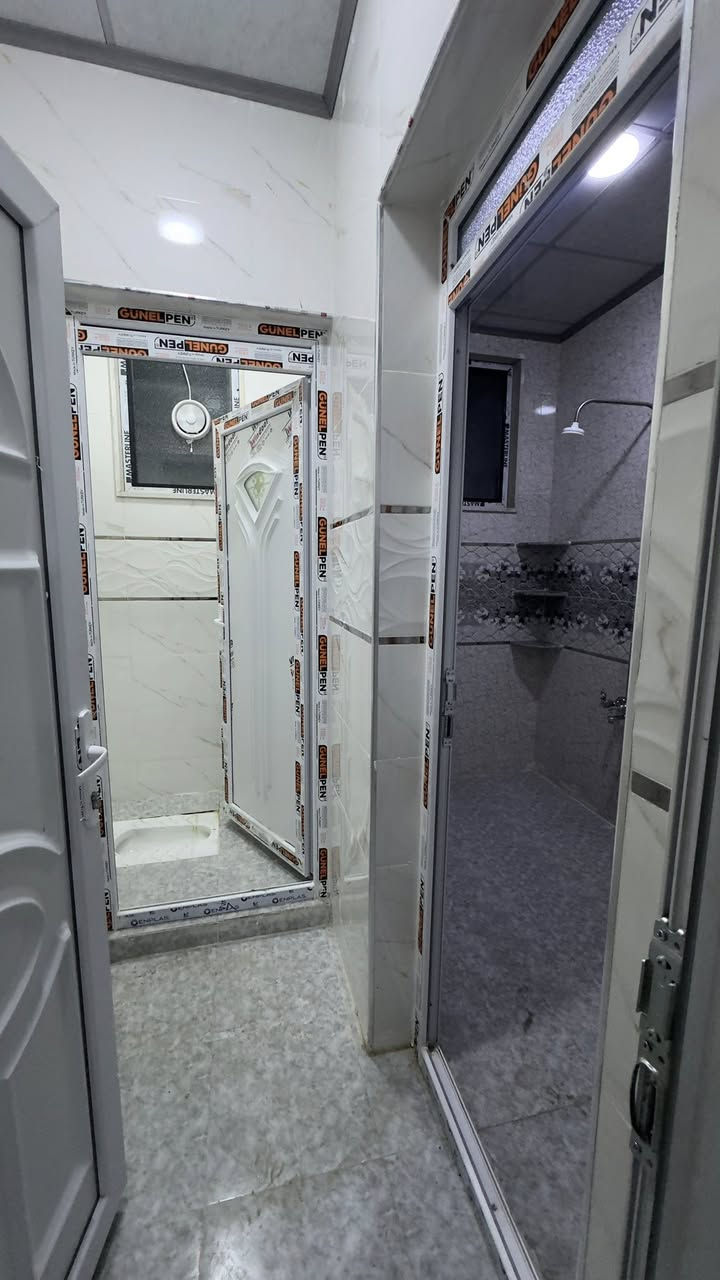 السلام عليكم

دار للايجار في حي السماح الثانيه على الشارع العام 
مساحة ٢٠٠ متر طابق ارضي 
يحتوي على ٢ غرف وهول واستقبال ومطبخ وصحيات 
بدل الايجار ٣٥٠ الف

مكتب صفوان السنجاري 
***********
***********
***********
