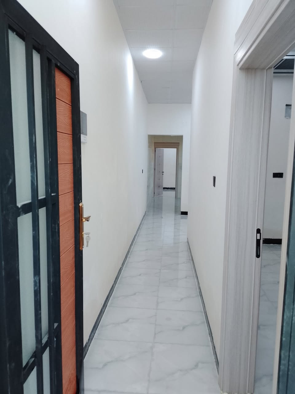 سلام عليكم بسعر مناسب للبيع بيت مساحه 100متر جديد صفر مامسكون فول سراميك نضام تبريد مركزي واجة فلين تركي ابواب تركي عنوان كركوك حي بدر فرع صيدلية الغدير السعر 38 للاستفسار الاتصال ***********
