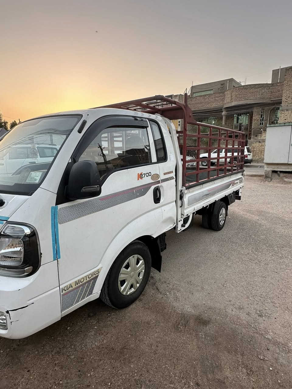 كيا حمل 2021
محرك وكير بلادي على وضع الشركة
كشر وشواصي نظيفات وبلاديات 
غرفتها جديدة مدوشمة كاملة 
تبريد تدفأة شغالات تبريدها ثلج
كهربائيات كلها شغالة وبلادية 
صدر امامي وخافي وتخم تاير كله جديد
سيارة كاملة من كل النواحي 
سعر 135$
للاتصال ***********
