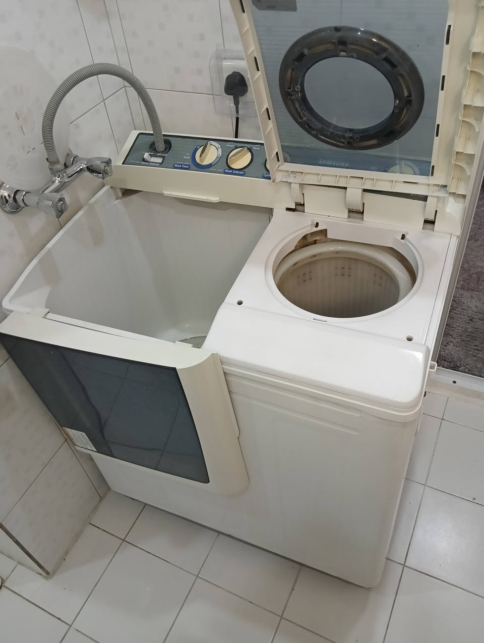 غساله حوضين سامسونك 13 كيلو مستخدم نظيف جدا ماطورات بلاد فقط مبدل جبنة كيربوكس وبوت النشافه 
وياها ادوات احتياط  
كيربوكس احتياط جديد
جبنة نشافه عدد 5
يدات تايمر عدد 3
 تايمرغسيل 2
فلتر اضافي
السعر 125 الف شرط الفحص
مكاني بغداد حي الجامعة لايوجدتوصيل
***********
