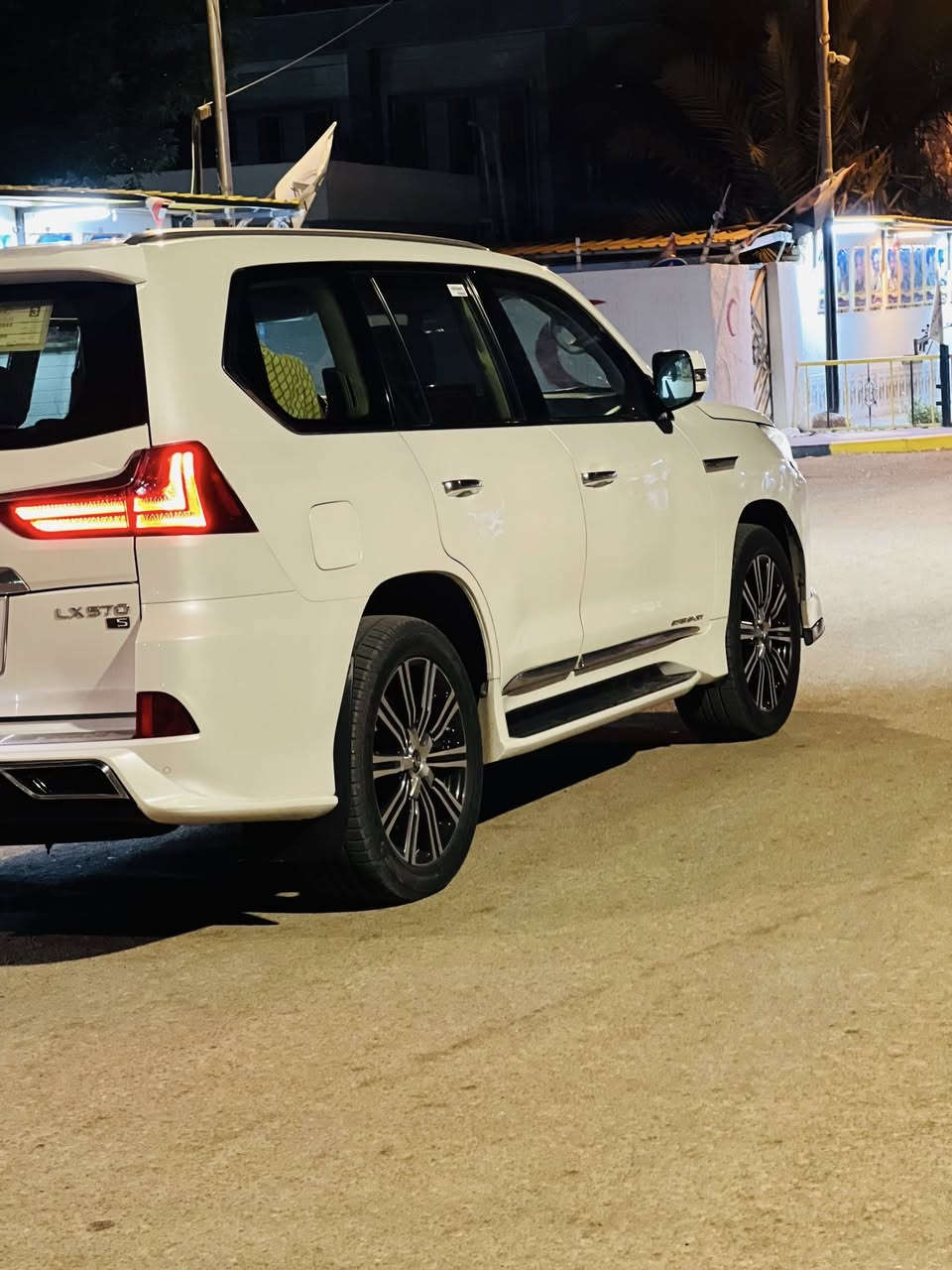 سلام عليكم اخوان الكرز للبيع موديل 20 رقم بصره إنكليزي سياره جديده ماشيه 80 موصفات فول اخوان معلومات السياره بسونار فقط بس البنيد  مصبوق  سياره جديده بمعنى  الكلمه العنوان البصره قضاء الهوير ***********
