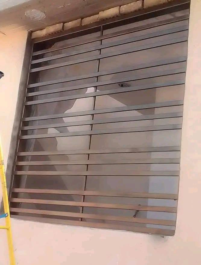 سلام عليكم عمل تنضيف وصبغ شبابيك جميع انواع الاصباغ واتساب الاتصال.. ‏‪***********‬
