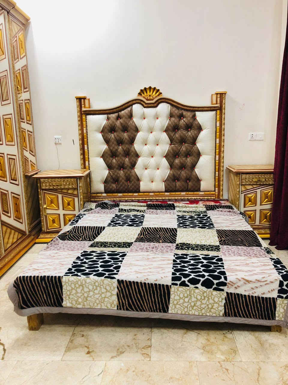 غرفة نوم ثكيلة مستخدمة للبيع
داخل خارج صاج وظهر جرجوبة 

ابواب سلايد وكومدي عدد ٢ 
وميز تواليت 
وزاوية 
ترهم للغرف الي تكون مساحته صغيرة 
العنوان بغداد المشتل


**إذا كنت صاحب هذا الإعلان وتريد حذفه لأي سبب، رجاءا أرسل رسالة إلى الدعم الفني**