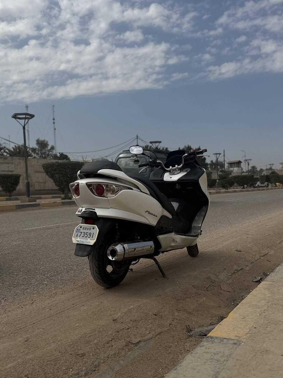 السلام عليكم (فورزة ٠٨ للبيع)
كهربائيات جاهزة زنون امامي ستوني شادة 
مكينة مفتوحة فقط لاستيك ولف 
لدراجة اوراق اصوليةة 
مكاني ديوانية 
لرقم ***********
لسعر ٨٥٠ وبيهة مجال
