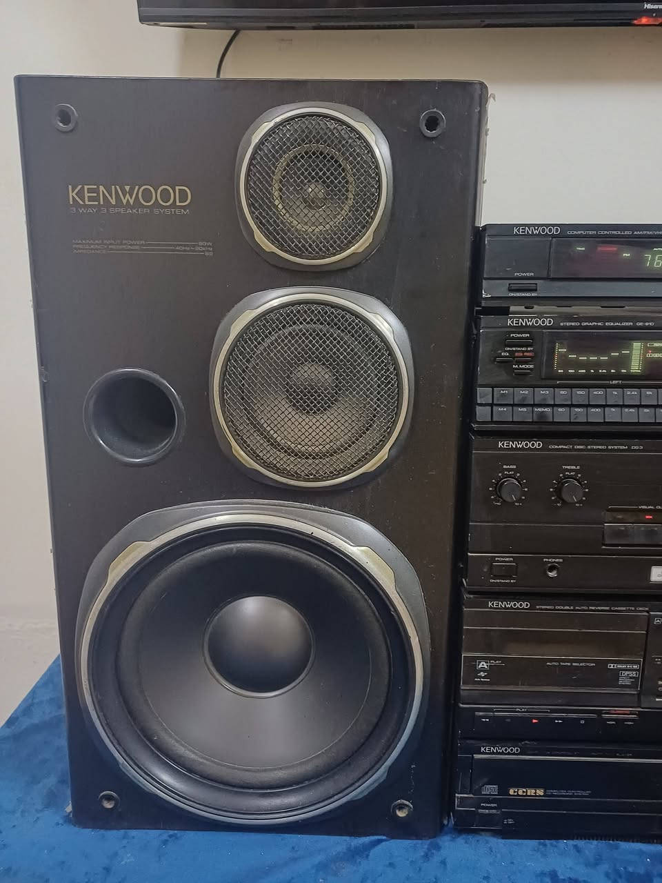 ​الشركة: KENWOOD أصلية( #ياباني )
الجهاز بحالة ممتازة جداً، شرط ما مصلحه ولا مضروب كاوية (كلشي بيه بلاد وعلى وضع الشركة).
​النظام: طقم كامل يضم خمس طبقات  (Tuner / Equalizer / Amplifier / Cassette / CD) مع سماعتين كينوود (3-Way Speaker System) بصوت ونقاوة عالية جداً.
الصوت صافي وجميع الأزرار والإنارات شغالين بدون أي مشاكل  #علما بي ايضا واير ليس يعني تشغل من بعد 
التواصل على خاص او اتصل ***********
