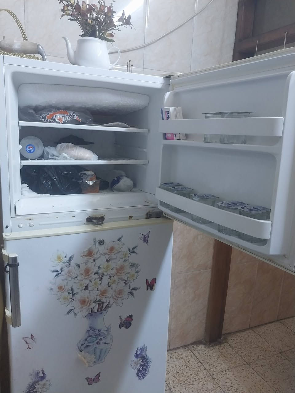 ثلاجه حجم كبير نضيفه تبريده ثلج بس الباب الجوه تبريده وسط سعره ١٢٥ بغداد للتواصل ***********
