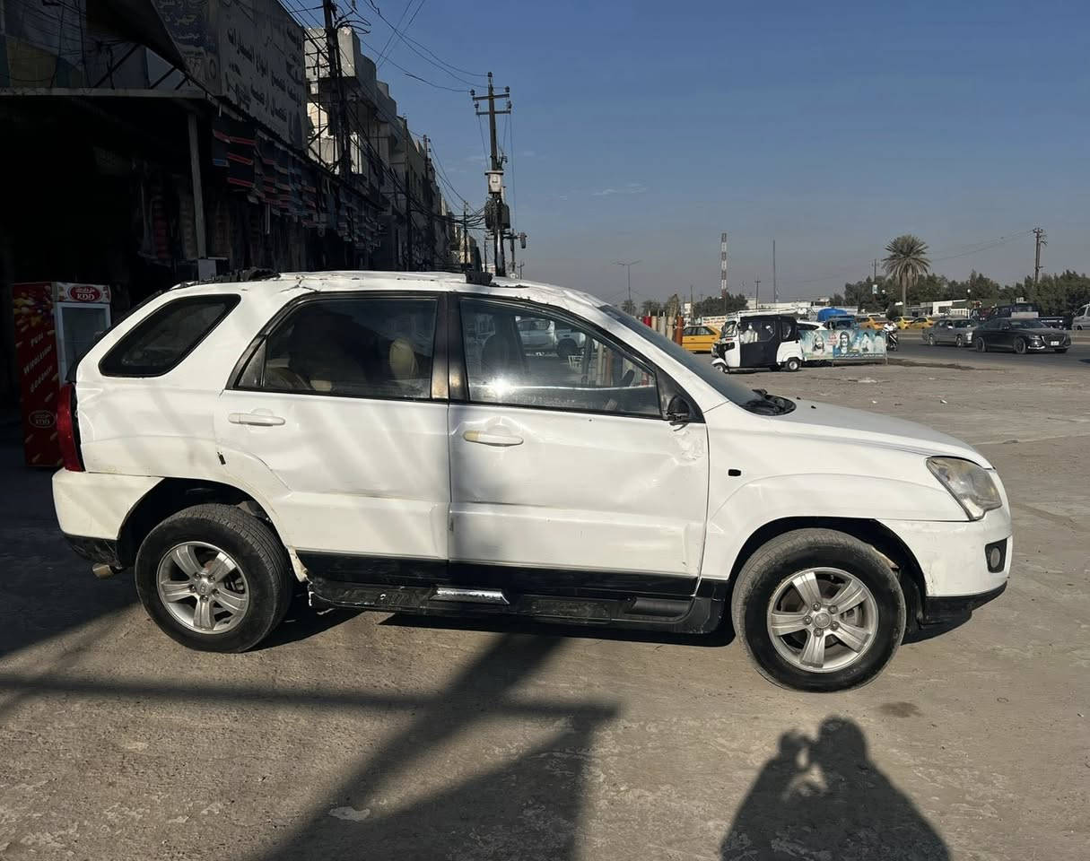 السلام عليكم اخوان للبيع كيا سبورتج موديل 2010 رقم اربيل الدولي تحويل وكاله شرط رقم وسنويه وهزه كله جديد سياره كير محرك داخل ميكانيك كله شغاله السياره بيها حادث وبيع على حادثه كما واضح بل الصور السعر مناسب لشراي للاتصال بل رقم*********** مكان سياره بغداد
