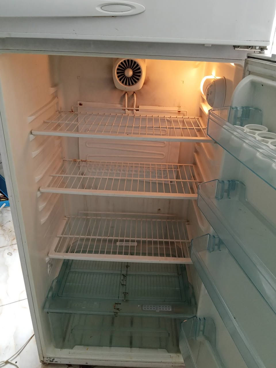 ثلاجة ارجلك للبيع شرط الشغل
***********
