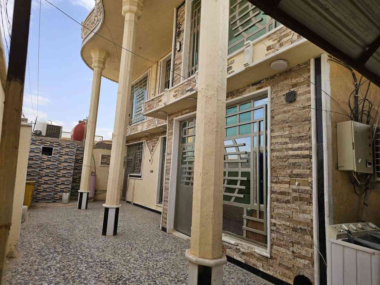 السلام عليكم بيت للبيع + ٦ محلات على الشارع العام البيت يحتوي على ٦ غرف نوم +استقبال ١٠×٤
المساحه ٩٠٠ متر للستفسار اكثر(***********)
