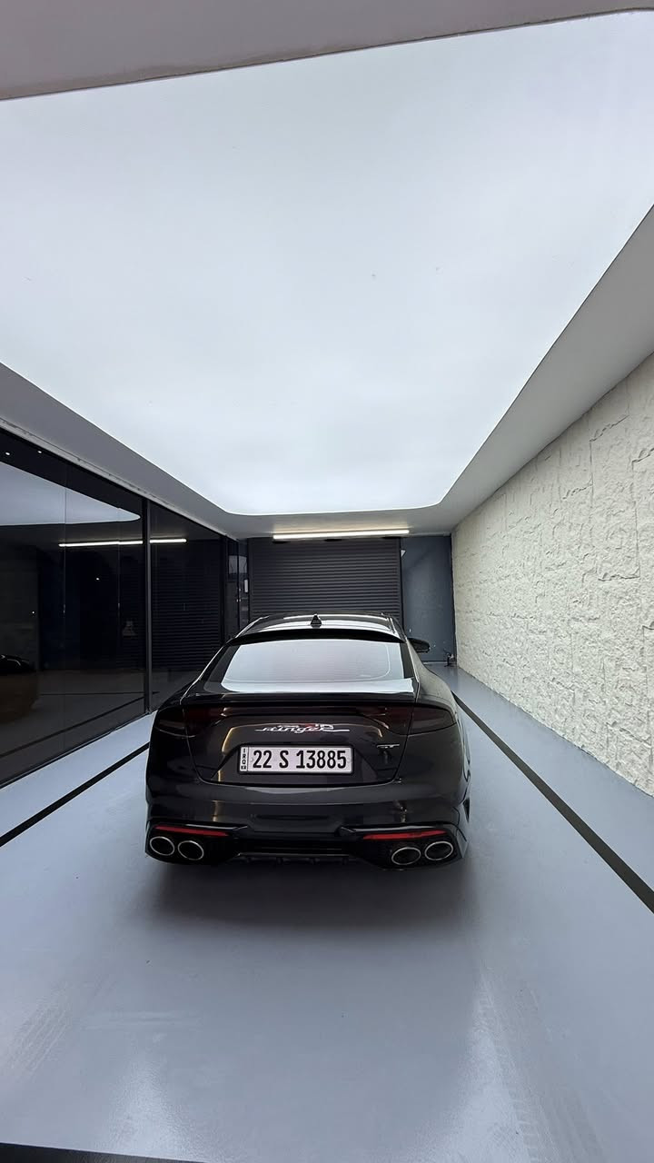 للبيع كيا ستنكر 2022
عليها إضافات:
 • شوتة K&N
 • جسر توازن BMS
 • برمجة بوب كورن (طلقات)
 • تفريغ (الدبات موجودة)
 • برمجة Stage 1 Plus لزيادة القوة وتحسين الاستجابة

⸻

المواصفات:
 • صندوق خلفي كهرباء
 • مرايات جانبية كهرباء + تسخين وضم
 • تحكم كامل من السكان + شيفترات
 • نظام صوت Harman Kardon (15 سبيكر)
 • إضاءة داخلية Ambient
 • تبريد وتدفئة للكوشات
 • Auto Park
 • حساسات أمامية وخلفية
 • رادار أمامي + خلفي + جانبي
 • كاميرات 360°
 • أنوار LED أمامية وخلفية
 • كير 8 نمر + وضعيات قيادة (Sport / Comfort / Smart / عادي)
 • محرك 3.3 Twin Turbo V6
 • القوة التقريبية بعد الإضافات والبرمجة: 420 + حصان
 • دفع خلفي

⸻

الحالة:
 • بيها قطعة صبغ
 • صورة الحادث والسونار موجودات داخل المنشور

⸻

📍 الموقع: أربيل
📞 التواصل (واتساب): ***********
💰 السعر: 220 وقابل للمجال البسيط
🔢 رقم الشاصي (VIN): KNAE55LCXN6099860
