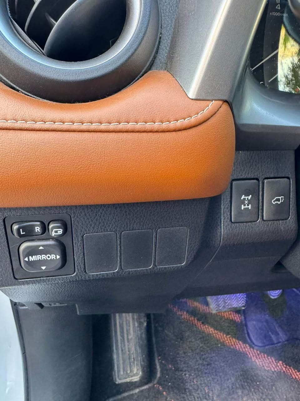 تویوتا راڤ4 2018
مواسافات خلیجی فول
تەنها 53000 حقیقی ڕۆشتووە
سنەوی تا 2029
کوشن جلد ناو قەیسی
سقف سڵاید
دەبل ئەکسل
ئاوێنەی لای سەکن لەگەڵ بەگ دائەبەزێت
سنوق جەک، سنوق شەق
لایت زینون بلادی وبلاجکتۆر
دەعامی پێش و دواوە حاسەیە
دواوە کامێرایە
چوار تایەی نواێ
گاعی فەرش بلادی
بێ بۆیاخ، هەندێ لێدرانی بچوکی تیایە لە وێنەکان دیاری کراوە
3 مۆدی لێخوڕین: ئیکۆ، نورماڵ، سپۆرت
سپێری دانەبەزیوە
پەردەی سنوق بلادی دوو پارچە
نرخ 230 گەڵا
مۆبایل: *********** السليمانية, العراق
