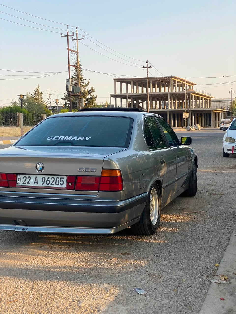 السلام عليكم 

BMW525 ديجيتال
موديل 92 
رقم أربيل هزه سنويه كله جديد بسمي
سلايت 3طكات
كير أوتوماتيك 
فول سبورت
تبريد تدفئه
أربع جامات كهربائي
قفل مركزي
دبل ايرباك
كشتات جلد 
تثبيت سرعه 
حجر بيئه موجود بيه 

السياره بدون ضربه اول صبغ اله بيه تصفيه معجون كلش كلش قليل
السياره خير من الله كير ومحرك بل شرط  وصدر تايرات كله جديد شغل وطلع وين ميعجبك تراي
السياره ممتعوبه وبل واقع احلا من الصور وبيه دفتر بانزين
السعر 77 وبس مجال 
مكان السياره كركوك 
***********
