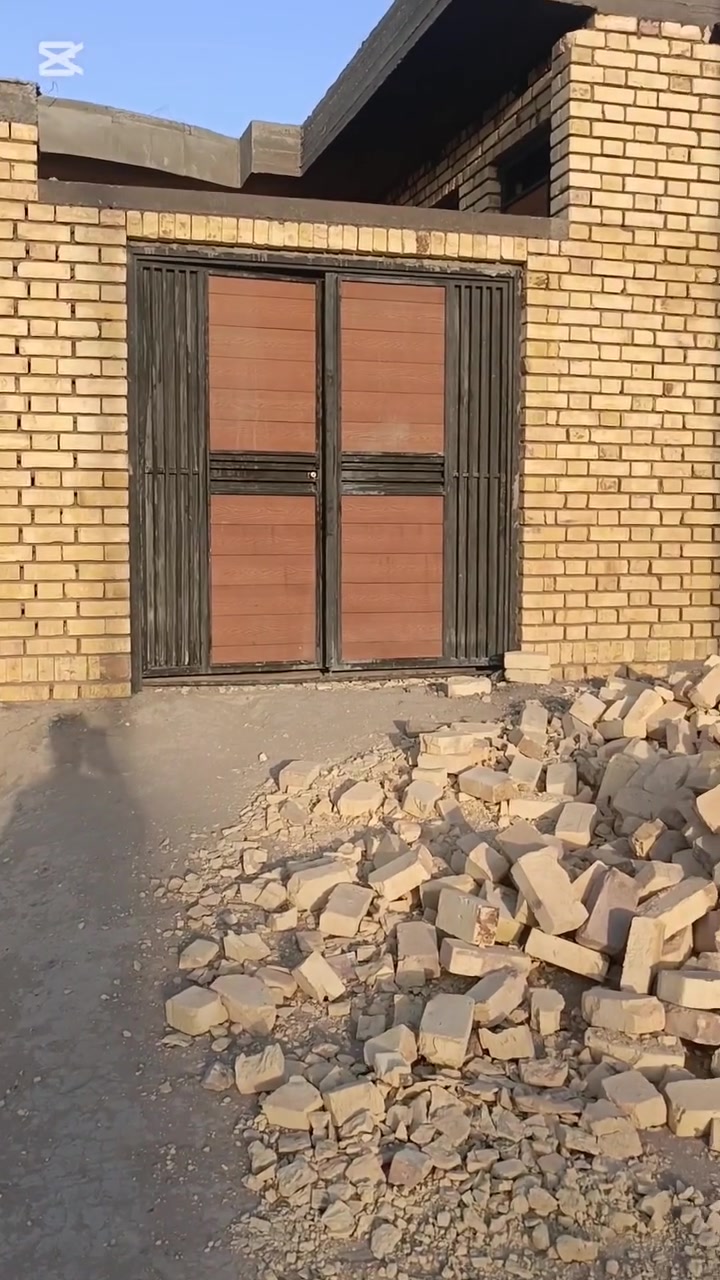 هيكل مقابل الطاقه الكهربائيه منطقة الصخيين بعد شارع السيد ابو كميل يبعد عن الشارع العام تقريبا 70متر مساحة البيت 120غرفتين وصاله ومطبخ واستقبال وصحيات داخليه وخارجيه بيبان وشبابيك جاهزه السعر 55وبيه مجال قليل للاستفسار اكثر الاتصال ***********او خاص
