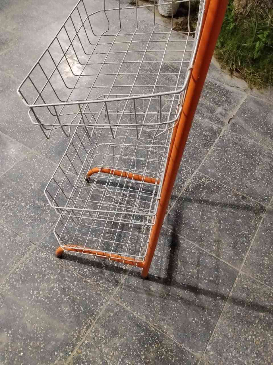 السلام عليكم 
رفوف ارضيه (دكسنات للبيع) 
عدد ثنين واحد مشدود والثاني بعده بالكارتونه 
وسله مال جبس بعدهه مامستعمله شخط واحد مابيهه 
مكاني خرنابات ***********
ادمن وافق
