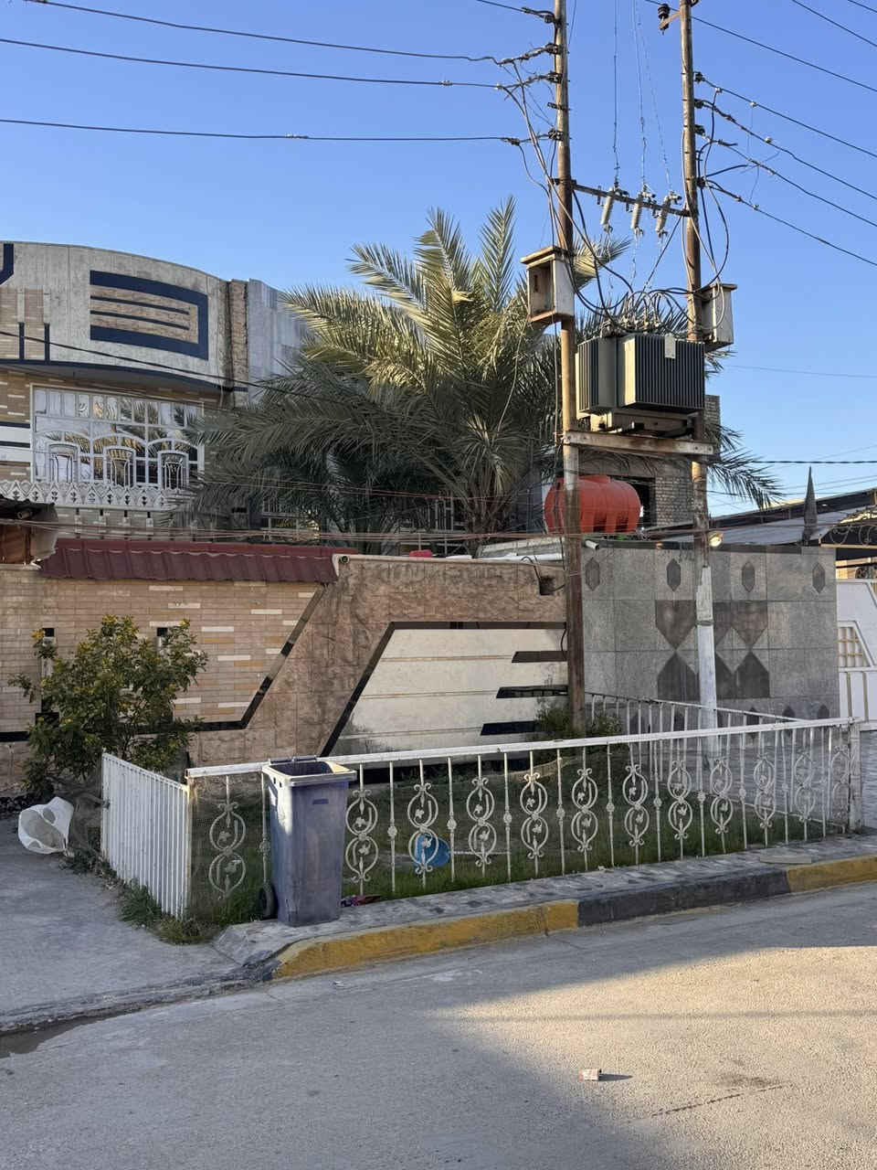 السلام عليكم
- دار 150 متر للبيع .
- واجهة 10 نزال 15 بالاضافة لتشجير 100م مطل على شارع 15 
- يحتوي على 4 غرف نوم بالاضافة لصالة ومطبخ حار وبارد واستقبال وخدمات
- مكان الدار البلديات منطقة الun
- للاستفسار ***********
