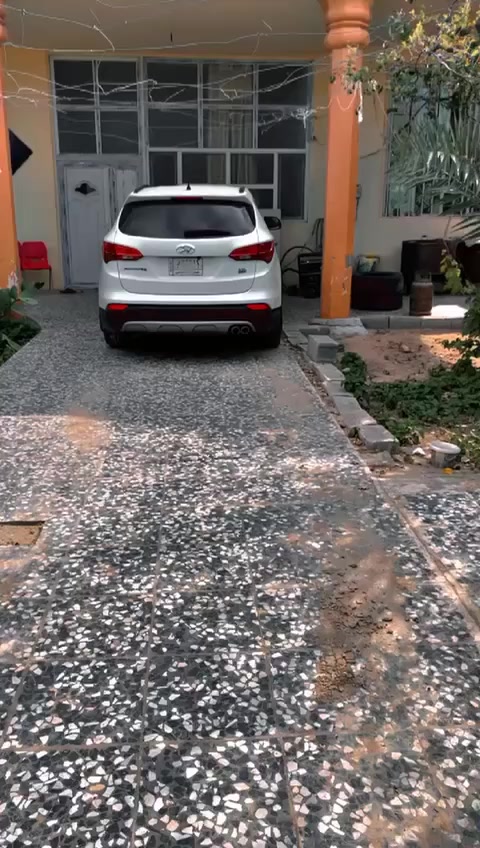 السلام عليكم بيت للبيع العنوان كربلاء المقدسه منطقة الامام عون  قرب البانزين خانه يبعد عن الشارع العام 450 مار المساحه الكليه 750 مساحة البناء 260 بي ثلاث غرف 4x5 وهول عدد 2 ومطبخ ودوانيه ومخزن وصحيات داخليه وخارجيه والباقي ساحه مزروعه خير من الله نبك زراعي 117 مفوض للطابو السعر 115 مليون وبي مجال شي بسيط للاستفسار ***********
