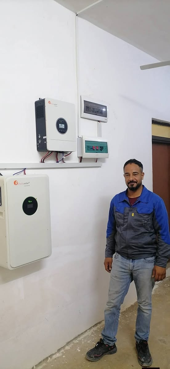 تم نصب منظومة طاقة شمسية في القيارة وادي الصفى ⚡🔋🔌💡
نهارا 10 امبير
ليلا 20 امبير/ساعة
انفيرتر 6 كيلو فلستي
بطارية 5 كيلو فلستي ليثيوم 
الواح 630 W
حديد مغلون 4×4 سمك 2 ملم حقيقي
سيركت حماية متكامل ويشمل قاطع DC للالواح مع فيوز حماية وقاطع حماية DC للبطارية مع جوزات حماية
اسلاك DC 4 ملم
للاستفسار الاتصال على الارقام 
***********
***********
مصطفى العنزي
